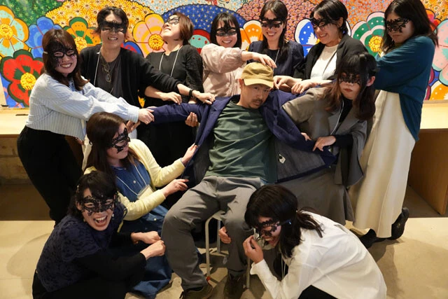 イベントとして女性を集めて「平民版バチェラー」を試みたものの、気を使いすぎて女性たちと思うように話せず、失敗に終わった