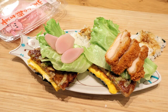 （５）カスタム！　ポーたまはトッピングを楽しむのが醍醐味。今回はレタス、岩下の新生姜、ファミチキを用意したが、好きなものを自由に足せばよい。一緒に挟める範囲でいろいろ入れてみよう！