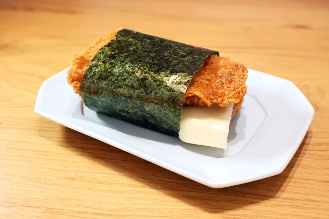 ⑨磯辺チーズファミチキ　ファミチキを半分に切ってスライスチーズを挟み、おにぎり用の焼きのりで巻く
