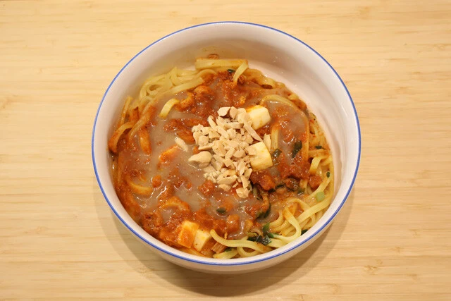 ごまだれ中本　冷凍麺の名作「蒙古タンメン中本 汁なし麻辛麺」（セブンプレミアム）に「ヤマサごまだれ専科」（ヤマサ醤油）と砕いたピーナツを投入すると、コクが増して汁なし担々麺風に変化！
