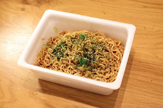 （２）ペヤング！　ペヤングを手順どおりに作って仕上げよう。ペヤング以外のカップ焼きそばでも代用可能だが、ソースが油っぽいものはベタつくのでやや不向き。ベストはやっぱりペヤング！
