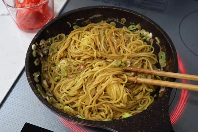（５）焼きそば！　余った麺は肉を取り出したフライパンに入れてスープを絡めるように炒め、刻み白ネギと紅しょうがで絶品焼きそばになる。ネギは多め推奨。こしょうを足しても絶品！