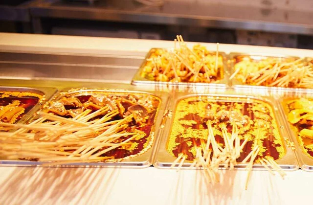 麻辣湯に続くヒットうま辛グルメは海鮮などを串に刺した麻辣串