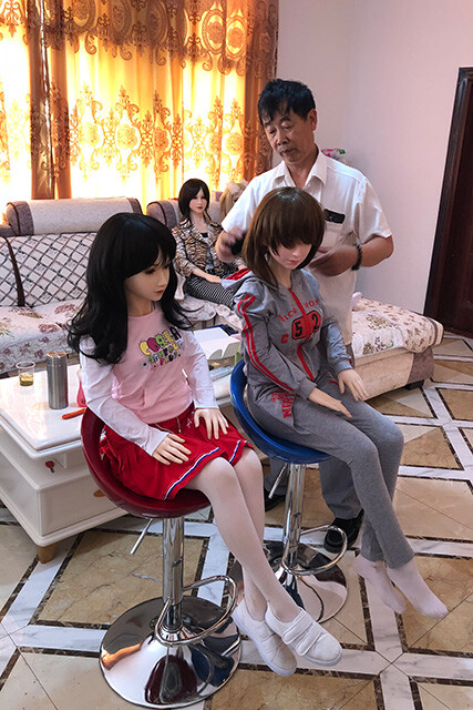 中国・貴州省の山奥で娘たち（ラブドール）と同居生活を送るラブドール仙人。息子は国内の大手ラブドールメーカーのデザイン部に就職。父子2代でラブドール道を歩む