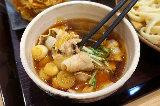 具だくさんな肉汁つゆ