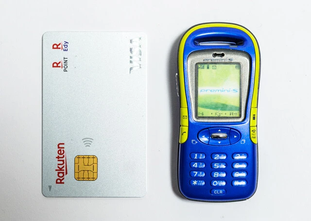 カメラ非搭載のカードサイズ端末、preminiシリーズのSO213iS（2004年発売）