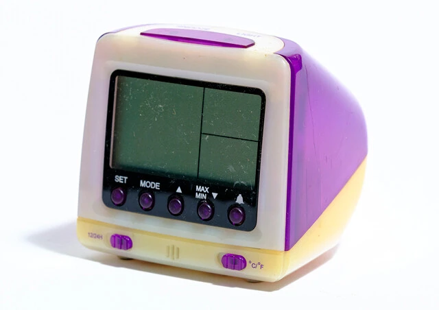 こちらがiMac G3グレープ風のデジタル時計。標準的なルービックキューブほどのサイズ。当時、各社がいろいろなサイズの時計を発売した
