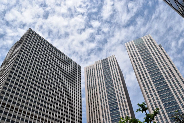 オフィス街の高層ビルと空のイメージ画像