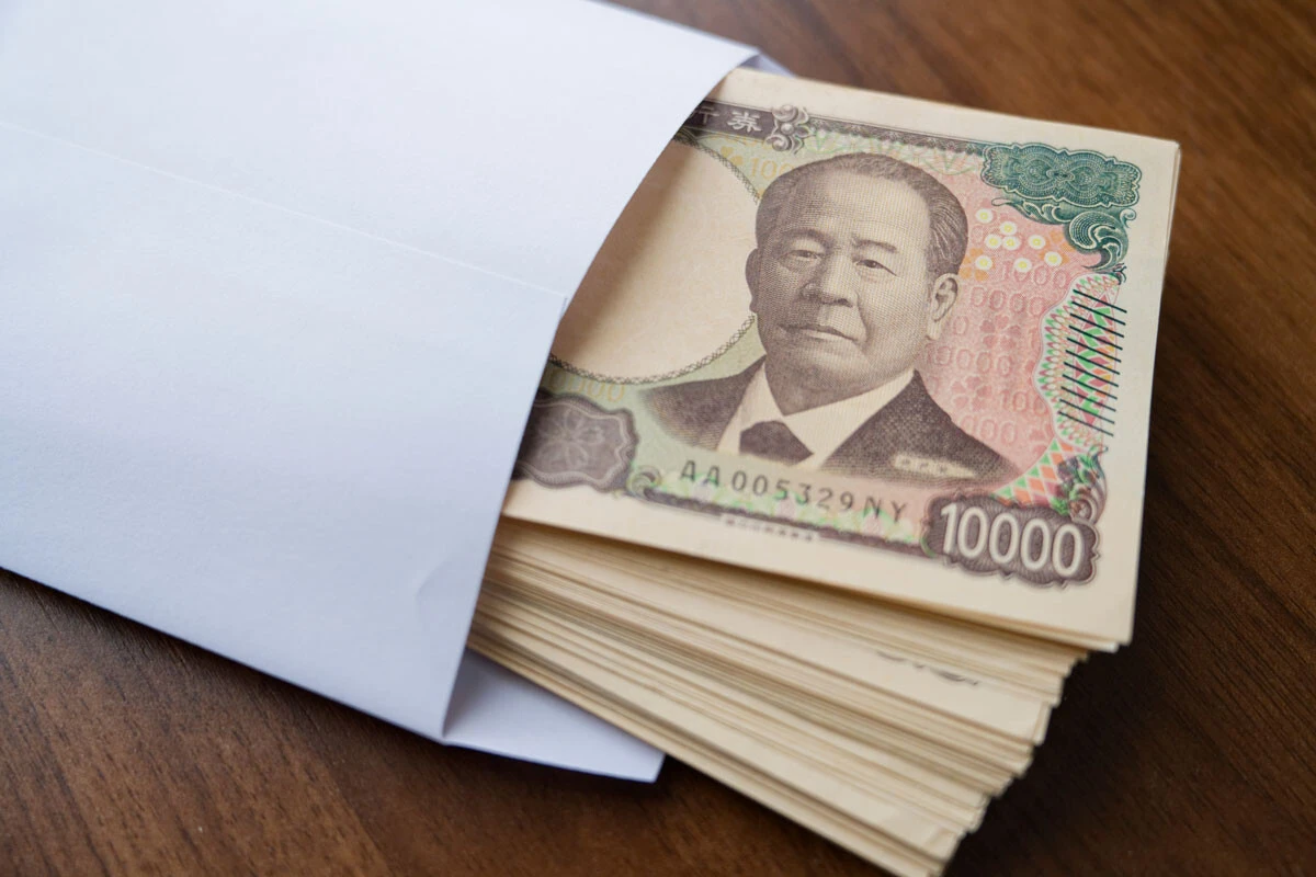 白封筒に入った沢山の一万円札のイメージ画像