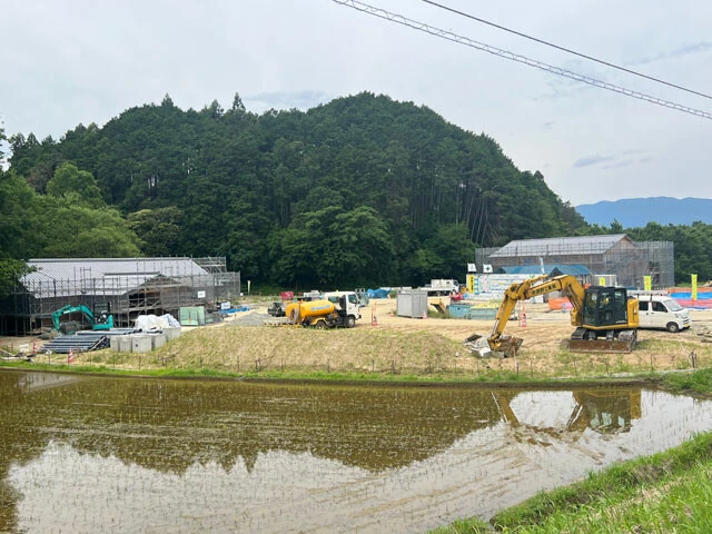 村内には星野リゾートの宿泊施設が建設中