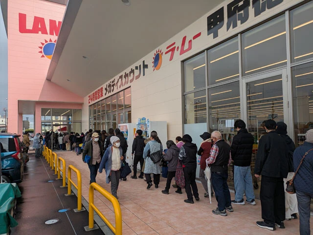 3月19日、ラ・ムー甲府徳行店のオープン前の様子。平日の朝でもかなりの行列に