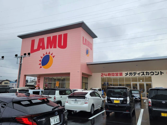 【岡山県発！　ラ・ムー】大黒天物産株式会社（岡山県倉敷市）が運営、西日本を中心に160店舗以上を展開するスーパーチェーン。「メガ安」を掲げたその商品群は旗印にたがわぬ激安ぶりで、「198円弁当」や約3斤分の巨大食パン「ビッグアルプスブレッド」が税込235円など、コスパの高さは圧倒的。多くの店舗が24時間営業なのもうれしい。今年3月には関東エリア（山梨県甲府市）に初出店、その版図を広げている。写真は甲府徳行店（山梨県）