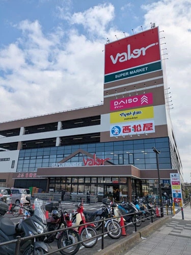 【岐阜県発！　バロー】東海エリアからじわじわ勢力を広げるバローは「デスティネーション・ストア」（目的買いの店）を掲げ、特に鮮魚コーナーの品ぞろえは他の追随を許さない。首都圏唯一の店舗・横浜下永谷店では「頭から尻尾まで見える魚屋」をコンセプトに、買い物客の目の前で魚をさばく。安さよりも品質重視だが、多様な98円パンを並べるインストアベーカリー「北欧倶楽部」や30円コロッケも人気。写真は横浜下永谷店（神奈川県）