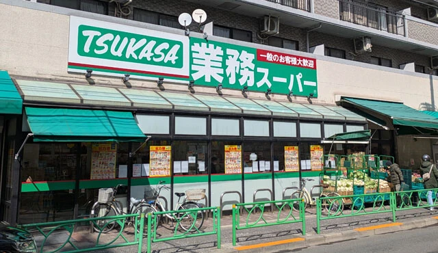 【兵庫県発！　業務スーパー】北海道から沖縄まで全国各地に約1100ものフランチャイズ店舗を展開。その実態は小売業というより製造卸売業だ。冷凍食品や加工食品など業務用の大ロット商品は特に割安で、「焼そば」「フレンチフライ」「鶏竜田揚げ」といった1kgシリーズや、1本30円を切るものもある50本入り焼き鳥など、そのコスパは異次元。ほかに、パスタやワッフルなど海外直輸入の商品も豊富。写真は中野弥生町店（東京都）