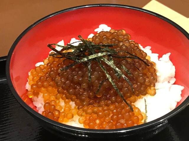19年に発売したタピオカ丼。タピオカを漬けにして、イクラ丼に見立てた逸品。かけそばとのセットで560円（当時）で大ヒット！