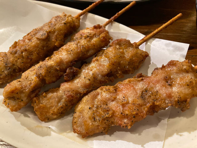 名物の「スパイシー串」（1本109円）。このほか、1個219円の「和田ちゃん唐揚げ」が名物