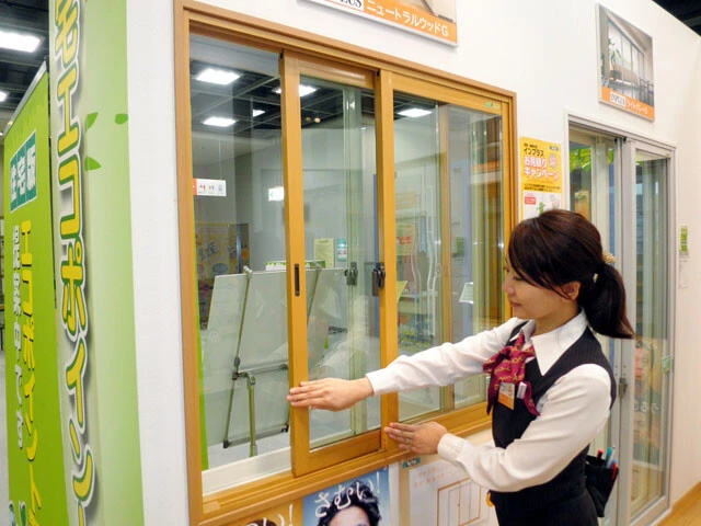 既存の窓に「内窓」を設置すれば、外からの熱の侵入や冷気の流出を抑え、手軽に住宅の断熱性能を高められる
