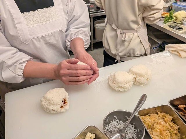 おにぎりはふっくら手握り