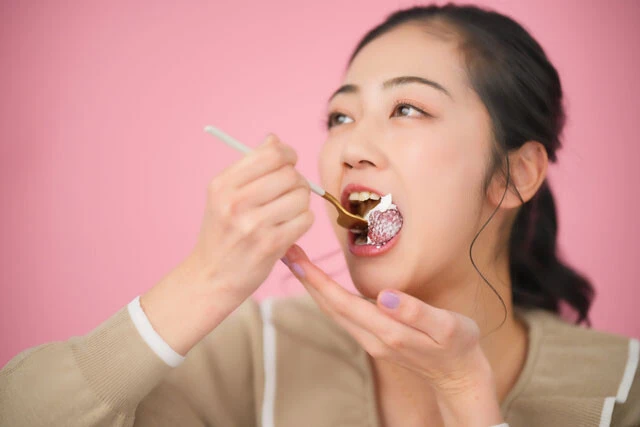 大食いでも痩せている女性を娯楽として配信することは、視聴者に過度なストレスを与える可能性もあるという