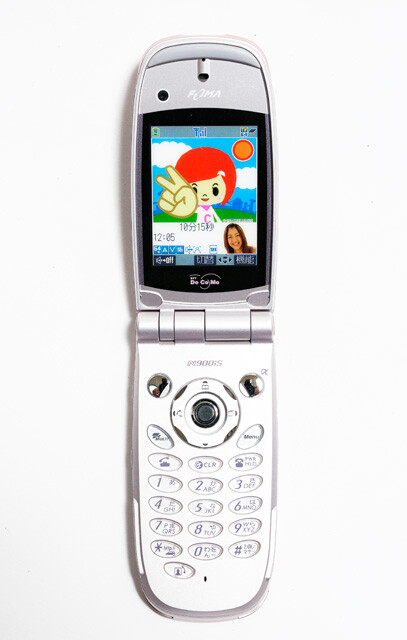 「FOMA」がついに停波、さよなら、iモード！　今こそ振り返りたい平成のガラケーコレクション【山下メロの平成レトロ遺産拡大版：108】