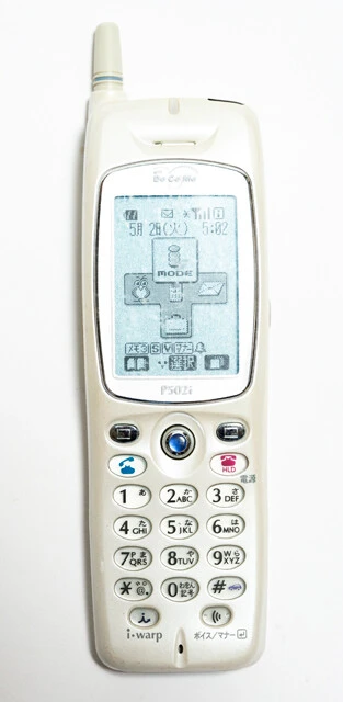 ストレート型の絶対王者！　Pシリーズ　FOMA以前の第2世代携帯電話であるmova時代から定番だったストレート端末のPシリーズ。写真のP502iは重量約69gで薄型の本体にiモードのテキストをより快適に認識できるモノクロ4階調液晶を搭載。2000年に発売されたベストセラーモデル
