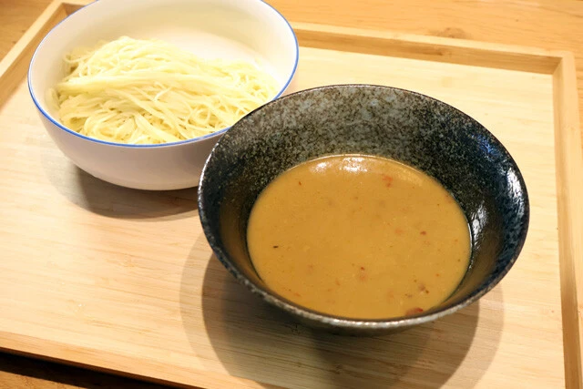 次世代めんつゆの中でも特にエッジが利いているのはセブンプレミアムの「グリーンカレーつけ麺つゆ」。まろやかな魚介豚骨を土台にスパイスが暴れ回る、唯一無二のウマさ！