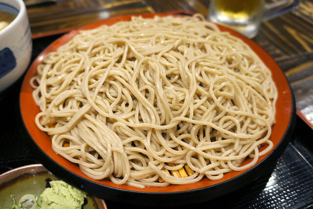 普通盛りでも大ボリュームのそば