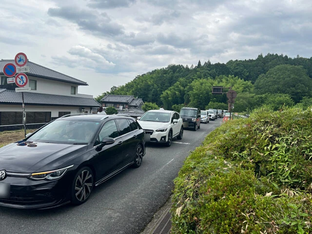 すでに観光客は増え始め、渋滞やレストランが満席になることも