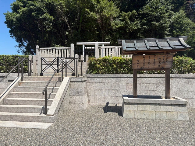天武・持統天皇陵古墳　天武天皇と持統天皇が合葬されている。宮内庁が管理しているため直接見ることはできないが、陵墓は八角形をしている