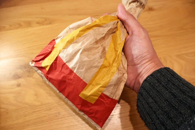 （２）シェイク！　紙袋の口をしっかりと握って閉じ、シャカシャカと軽快に振って粉を全体にまぶしたら完成。ポテト以外の食材も基本的には同様の手順で調理を進めよう