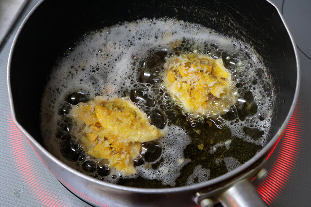 （４）揚げる！　（３）に溶き卵を絡めたらパン粉をまぶし、油で揚げる。肉にはすでに火を入れているので、衣に軽く色がついたらすぐ取り出そう。アツアツのうちにソースをかけて召し上がれ！