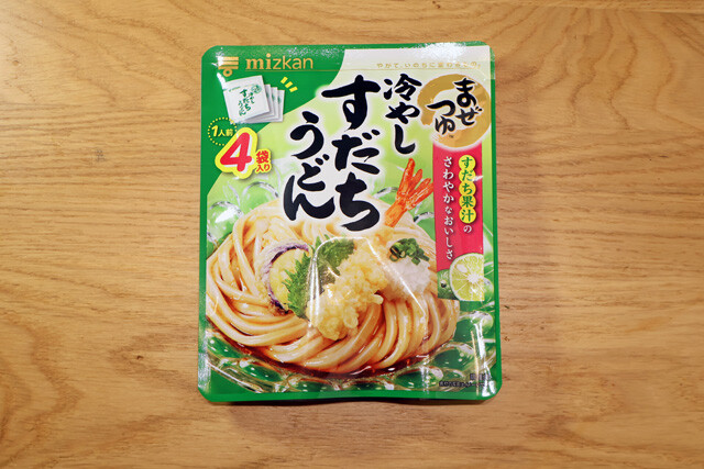 かしわ天がうどんに合うんだからファミチキが合わないわけがない。まぜつゆ 冷やしすだちうどんをかけると、かんきつの味がファミチキの味も引き立てる。大根おろしも忘れずに！