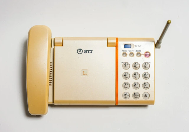 Lモード対応の電話機。ノートパソコンのように、Lモード使用時にディスプレー部分を起こす。角度の調整もできる