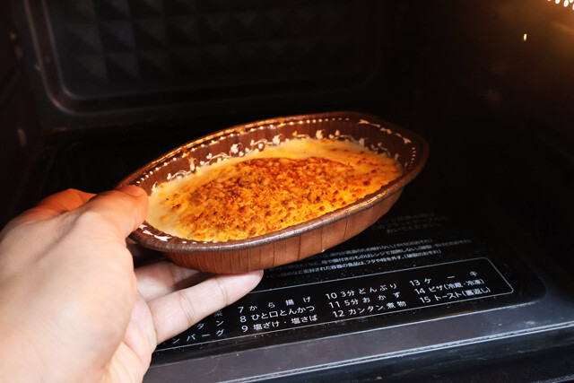 （２）レンチン！　麻婆豆腐を調理して作る場合は、その間に電子レンジで冷凍のミートドリアを温めておこう。サイゼリヤのミラノ風ドリアを使えればベストだが、ミートドリアならなんでもOKだ