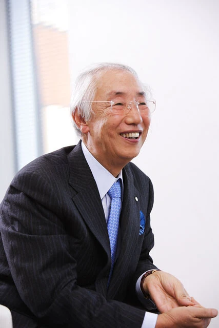 丹道夫会長。一代で富士そばを繁栄させた立志伝中の人物。第一線は退いたものの、90歳になる今もご健在だ
