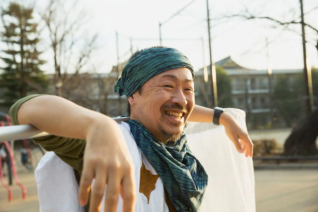 「最近まで身長をブーツで盛り、帽子で薄毛を隠すドーピングをしていました。でも婚活のプロに『ありのままでいけ』とたしなめられたのでもうやめます」