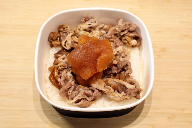 氷点下牛丼　テイクアウトした牛丼に、そのまま「氷点下そうめんつゆ〈ゆず香る和風つゆ味〉」（丸美屋）を追加。シャリシャリ食感とかんきつ系の酸味が牛丼にマッチ。冷やし茶漬け的にサラッといける！