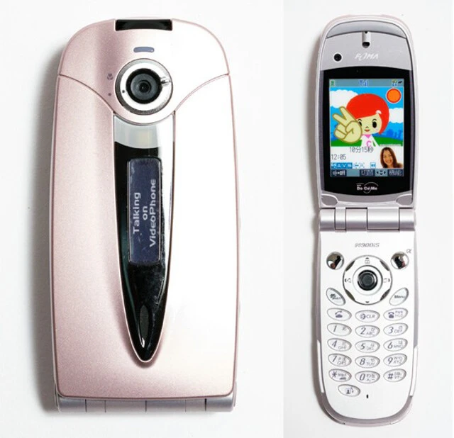 元祖折り畳みケータイ！　Nシリーズ　折り畳みギミックが好評だったパカパカケータイこと、Nシリーズ。FOMA時代に突入した2004年に発売されたN900iSは、ディスプレーの背面にカメラを配置し、大画面を見つつ、より自然なポジションで撮影できるのが特徴だった
