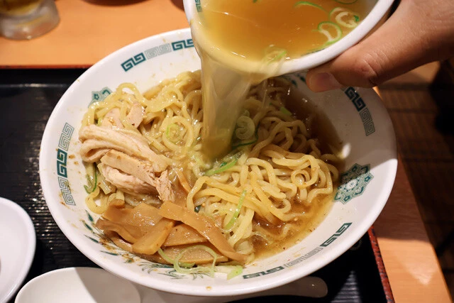 （１）ぶっかけ！　汁なしラーメンに単品スープ2杯をぶっかけるとうま味たっぷりの魚介醤油ラーメンが爆誕する。店員から2杯で間違いないか確認される可能性もあるが、臆せず注文するべし！