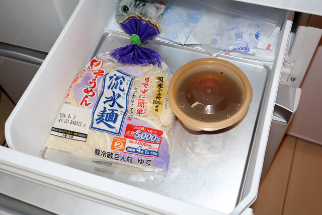 （１）冷凍！　流水麺のそうめんを袋のまま冷凍庫に入れ、そうめんつゆもそのままタッパーなどに入れて冷凍する。そうめんはガチガチに凍らせず、半冷凍くらいにするのがポイントだ
