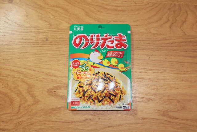 石垣島のB級グルメ「オニササ」風。ファミチキにご飯をのせ、のりたまを振りかけて握る。不思議な一体感がクセになる！