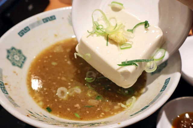 （５）豆腐！　日高屋に替え玉は存在しないが、代わりに冷奴を入れるとヘルシーに腹パン。薬味のしょうがも一緒に入れるとスープが味変。スープが冷めたら追いスープもオススメです！