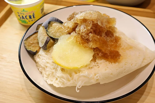 （３）盛る！　そうめんの上に砕いたそうめんつゆをのせ、さらにサクレのレモンスライスやお好みの冷凍食品を盛りつける。アイスボックスはそうめんの周りに散らすように盛る