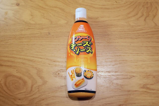 市販のチーズソースをこれでもかとぶっかける。以前発売された「濃厚チーズinファミチキ」をしのぐチーズ感に大満足！