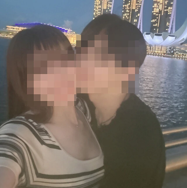 ソープ嬢の愛弓さん（左）が、セラピスト（右）と撮影した写真。愛弓さんはこのセラピストが所属する店舗に大金を支払ったが......