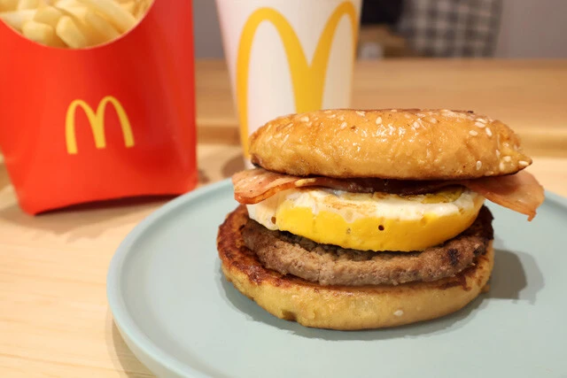 【フレンチ月見バーガー】秋の大正義「月見バーガー」をバターとバニラ味でフレンチトーストにしたガッツリ系の甘じょっぱバーガー誕生！＜野島慎一郎のバカレシピ＞