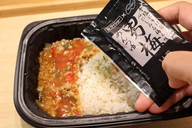 男梅ガパオライス　濃厚な梅干しの味とダシのうまみたっぷりな「男梅めんつゆ」（ダイショー）は意外にもガパオライスと完璧マッチ。爽やかな酸味がガパオの味を引き締めつつ底上げ。これはウマい！