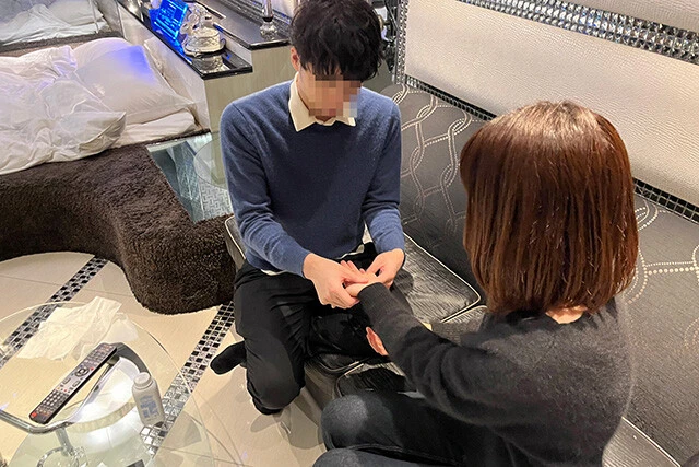 じっくりと手のマッサージをするセラピスト。スキンシップやカウンセリングなど、あらゆる方法で女性の体と心を解きほぐす