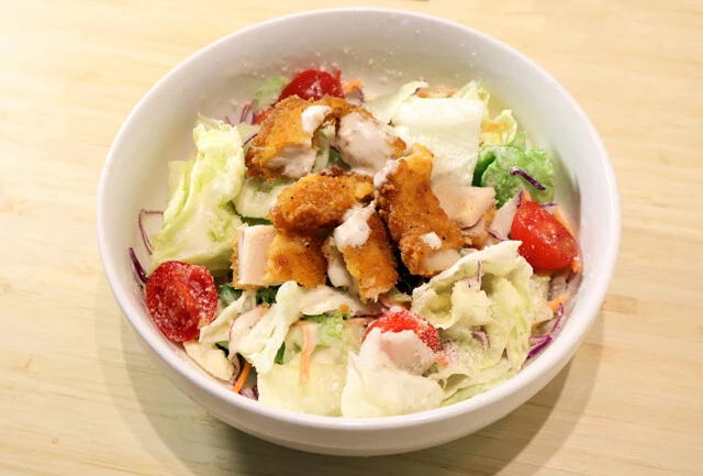 ⑪ファミチキシーザーサラダ　シーザーサラダの具材として足すだけ。いずれも簡単なのに驚くほど激ウマ化する！