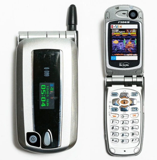 ディスプレー側にもカメラを搭載し、自撮り端末として人気だった、F504iS（2002年発売）